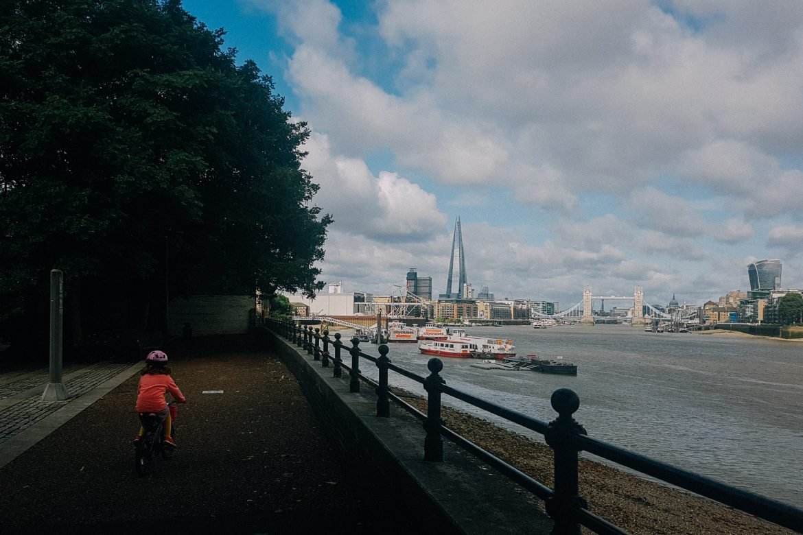 Biking along the Thames path